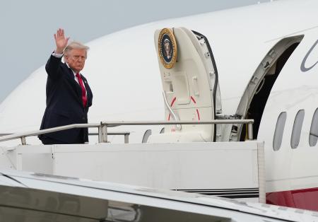２７日、米中西部ミシガン州の空港で、専用機に搭乗するトランプ大統領（ゲッティ＝共同）