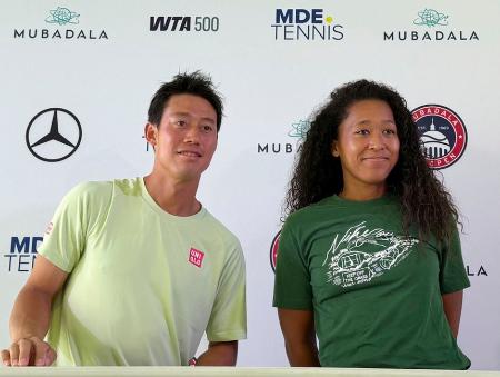撮影に応じる男子テニスの錦織圭（左）と女子の大坂なおみ＝２６日、米ワシントン（共同）