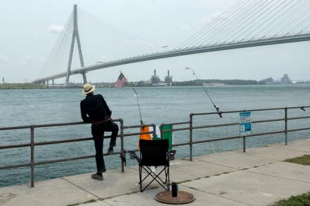 米カナダ間で開通した「ゴーディ・ハウ国際橋」を見つめる住民＝２７日、米デトロイト（Ｄａｘ　Ｍｅｌｍｅｒ／カナダ通信提供・ＡＰ＝共同）