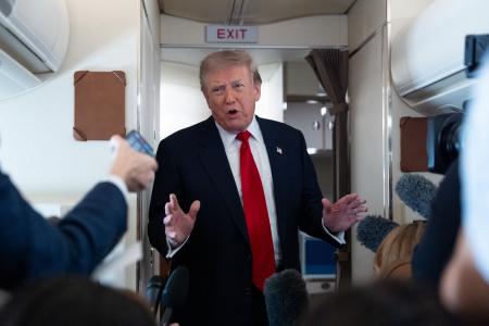 大統領専用機内で取材に応じるトランプ米大統領＝２７日（ＡＰ＝共同）