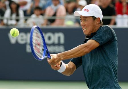 現役引退表明後初のツアー大会となるムバダラＤＣオープンの男子シングルス１回戦でプレーする錦織圭＝ワシントン（ロイター＝共同）