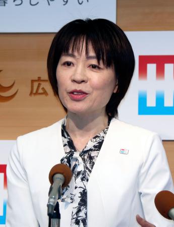 記者会見する広島県の横田美香知事＝２８日午前、広島県庁