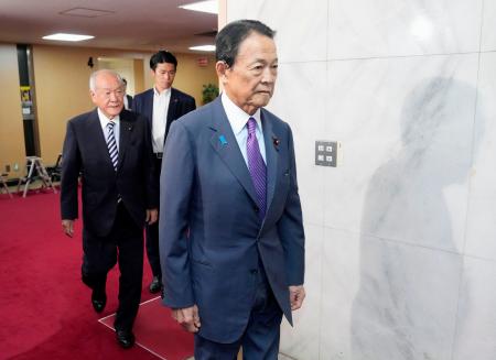 高市首相との会談に向かう自民党の（手前から）麻生副総裁と鈴木幹事長＝２８日午前、東京・永田町の党本部