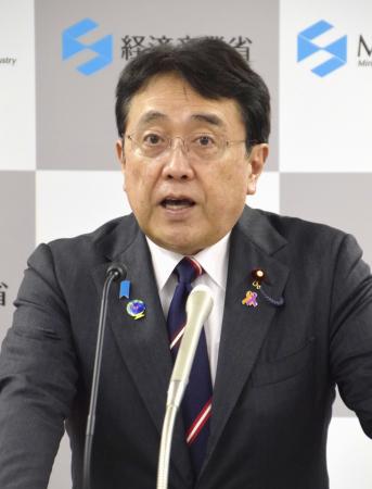 記者会見する赤沢経産相＝２８日午前、経産省