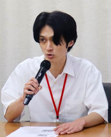 記者会見する３０代の男性保育士＝２８日午後、東京都内