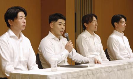 日本プロ野球選手会の臨時大会などを終え、記者会見する近藤健介選手会長(左から2人目)ら=28日午後、東京都内のホテル