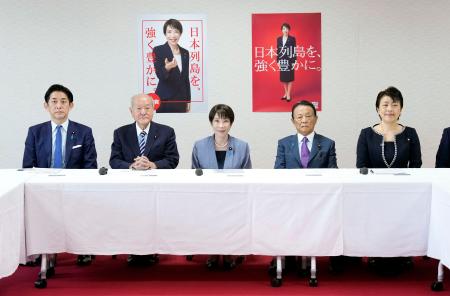 自民党の役員会に臨む（左から）小林政調会長、鈴木幹事長、高市首相、麻生副総裁、有村総務会長＝２８日午前、東京・永田町の党本部