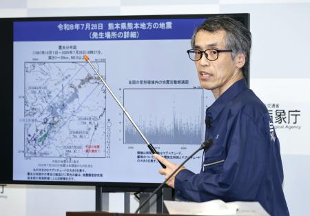 熊本県で震度７を観測した地震について記者会見する気象庁の担当者＝２８日午後、気象庁