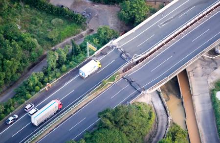 　地震の影響で損傷した九州自動車道＝２８日午後７時１１分、熊本県八代市（共同通信社ヘリから）