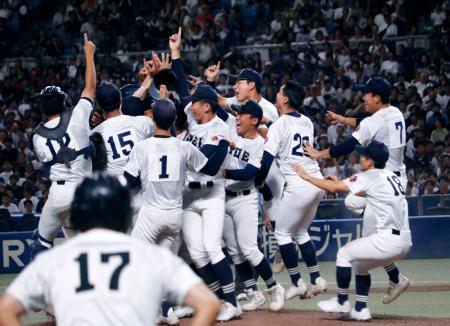 愛知大会を制し、喜ぶ享栄ナイン＝バンテリンドーム