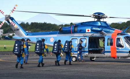 熊本県に向かうヘリコプターに乗り込む警視庁の広域緊急援助隊＝２９日午前６時５５分、東京都立川市