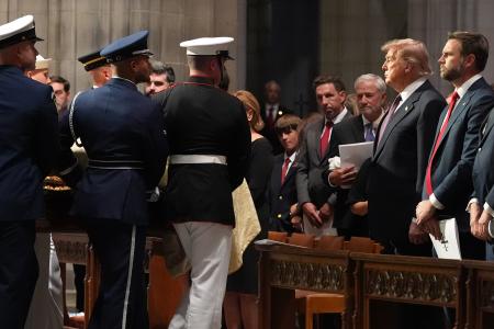 米ワシントンの大聖堂で営まれた葬儀で、ひつぎが運ばれる様子を見守るトランプ大統領（右から２人目）とバンス副大統領（同１人目）＝２８日（ＡＰ＝共同）