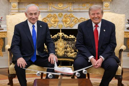 米ワシントンのホワイトハウスで会談したトランプ大統領（右）とイスラエルのネタニヤフ首相＝２８日（イスラエル首相府提供・共同）