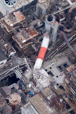 煙突が折れる被害が出た日本製紙八代工場＝２９日午前９時３３分、熊本県八代市（共同通信社ヘリから）