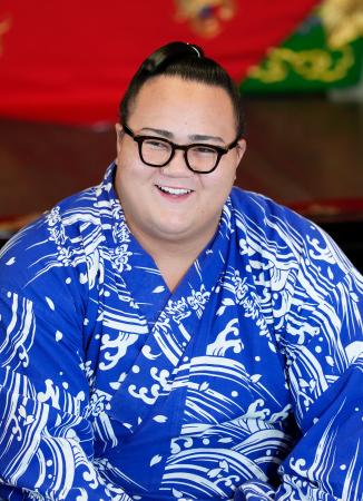 新十両昇進が決まり、笑顔で記者の質問に答える丹治＝２９日、名古屋市