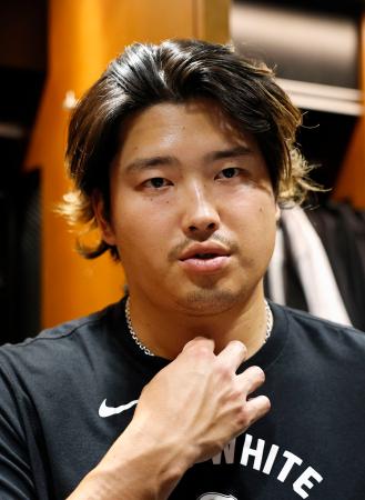 試合後、故郷の熊本県で発生した地震について取材に応じる米大リーグ、ホワイトソックスの村上宗隆内野手＝２８日、シカゴ（共同）