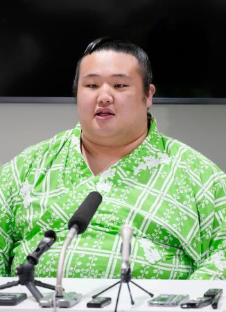 新十両昇進が決まり、記者会見する時不動=29日、名古屋市