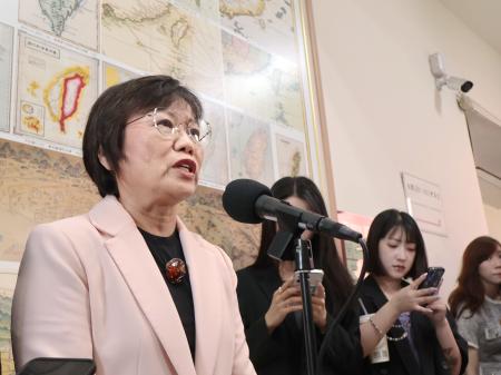 ２９日、台北市内で取材に応じる劉世芳内政部長（中央通信社＝共同）