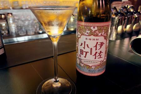 　鹿児島県の大口酒造の芋焼酎「伊佐小町」とジャスミンの香りがするジンを使ったカクテル＝７月、中国・上海（提供写真・共同）