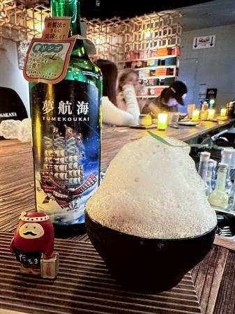 沖縄県の忠孝酒造の泡盛「夢航海」を使った、「ぶくぶく茶」をイメージした泡に包まれたカクテル＝２２日、中国・上海（共同）