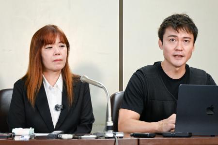 記者会見する原告の塚原たえさん（左）と代理人の福永活也弁護士＝２９日午前、東京・霞が関の司法記者クラブ