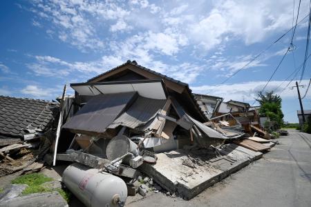 熊本県氷川町の倒壊した家屋=29日午後1時36分