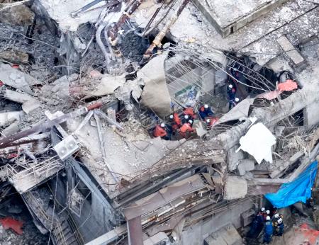 煙突が折れる被害が出た日本製紙八代工場で続く捜索活動=29日午前9時33分、熊本県八代市(共同通信社ヘリから)
