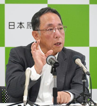 記者会見する日本原燃の増田尚宏社長＝２９日午前、青森市