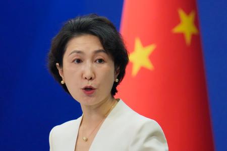 記者会見する中国外務省の毛寧報道局長＝２９日、北京（共同）