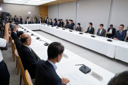 首相官邸で開かれた月例経済報告等に関する関係閣僚会議＝２９日午後