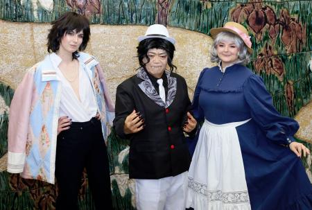 　世界コスプレサミットの参加者と、「鬼滅の刃」のキャラクター姿で写真に納まる愛知県の大村秀章知事（中央）＝２９日午後、愛知県公館