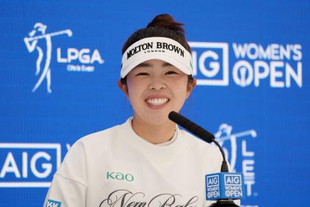 記者会見する女子ゴルフの山下美夢有=29日、ロイヤルリザム・アンド・セントアンズGC(共同)