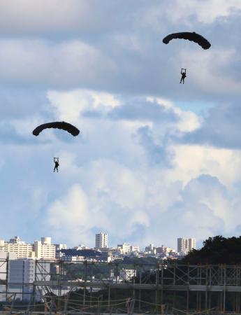 米軍が沖縄県の嘉手納基地で実施したパラシュート降下訓練＝２９日午後