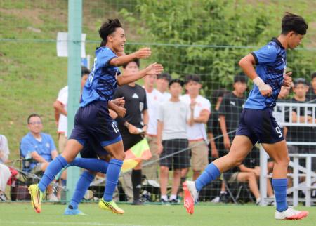 決勝ゴールを決めて喜ぶ熊本・大津高のＭＦ西本瑛司（左）＝２９日、福島県・Ｊヴィレッジ
