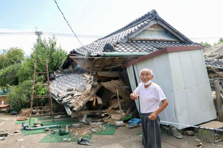 倒壊した自宅に戻った西河節雄さん＝２９日午後３時２分、熊本県氷川町