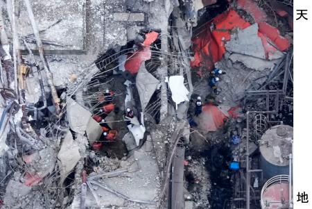 煙突が折れる被害が出た日本製紙八代工場で続く捜索活動＝２９日午前９時３２分、熊本県八代市（共同通信社ヘリから）