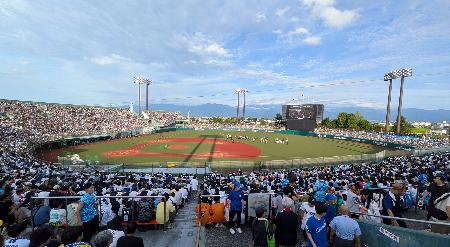 　能登半島地震の復興支援として、３０年ぶりにオールスター戦が開催された富山市民球場＝２９日、富山市