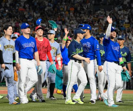 全パに勝利し、スタンドの声援に応える全セナイン＝富山