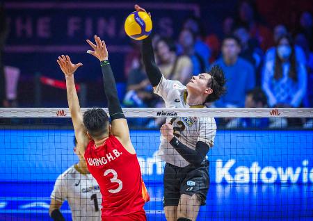 中国戦でスパイクを放つ高橋藍＝寧波（Ｖｏｌｌｅｙｂａｌｌ　Ｗｏｒｌｄ提供）
