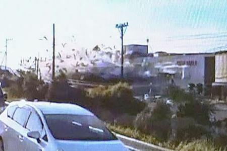 震度７を観測した地震発生から約１時間２０分後、車載カメラが撮影した爆発する「イオンモール熊本」＝２８日午後５時４６分、熊本県嘉島町（ドライバー提供動画から）