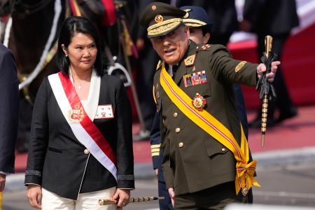 ２９日、ペルーの首都リマで、軍事パレードに出席したフジモリ大統領（左）（ＡＰ＝共同）
