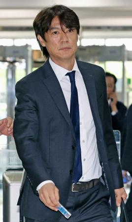韓国国会に到着した洪明甫前監督＝３０日、ソウル（聯合＝共同）