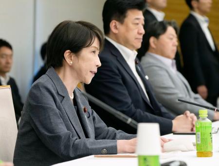経済財政諮問会議であいさつする高市首相（手前）＝３０日午前、首相官邸