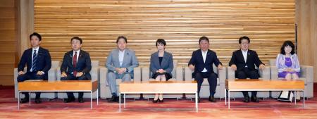 臨時閣議に臨む高市首相（中央）ら＝３０日午前、首相官邸