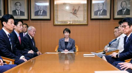 自民党の臨時役員会に臨む高市首相（中央）＝３０日午前、東京・永田町の党本部