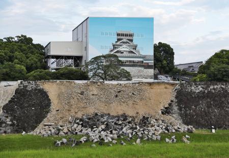 崩落した熊本城の石垣。奥は素屋根で覆われた宇土櫓（うとやぐら）＝２９日、熊本市