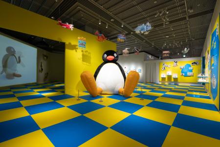 会場に展示された巨大なピングーバルーン。フォトスポットとしても楽しめる＝東京・有楽町（（Ｃ）２０２６　ＪＯＫＥＲ．）（提供写真）