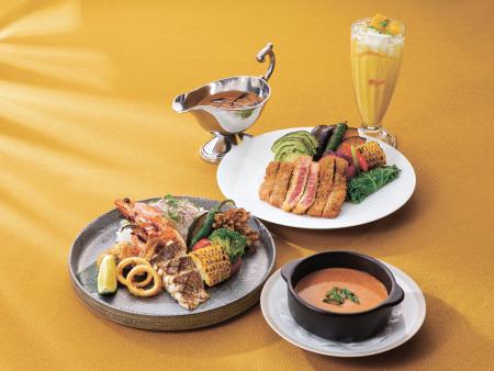 　帝国ホテル東京のパークサイドダイナーで提供されている「和牛カツレツとスパイスカレー」（奥）と「シーフードと夏野菜の特製レッドカレー」（提供写真）
