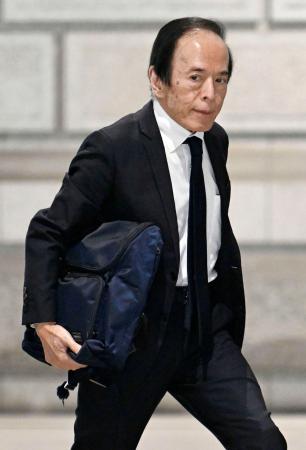 金融政策決定会合に出席するため、日銀本店に入る植田総裁＝３０日午前