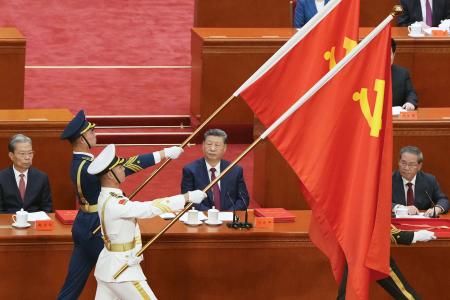 中国共産党の創建１０５年を記念する行事に臨む習近平党総書記（中央）。手前は党旗＝１日、北京の人民大会堂（共同）